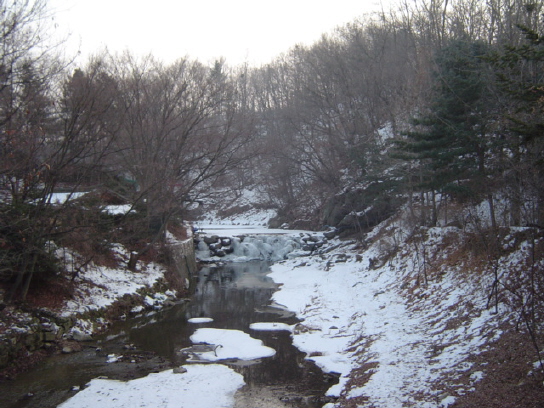 용인 민속촌의 눈 쌓인 계곡 